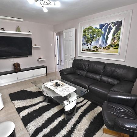 Immaculate 2-Bed Apartment In Isleworth By River Exterior foto