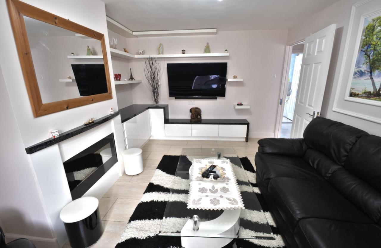 Immaculate 2-Bed Apartment In Isleworth By River Exterior foto