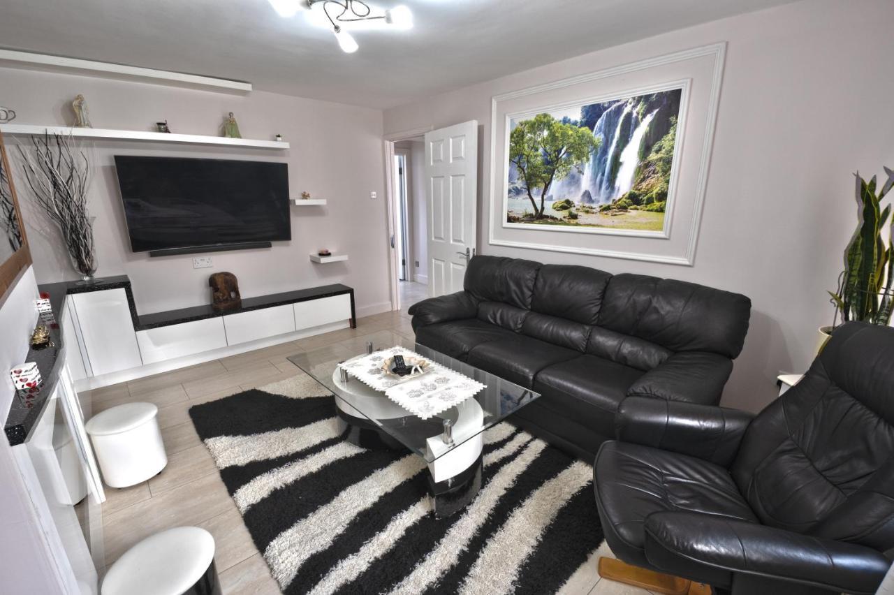 Immaculate 2-Bed Apartment In Isleworth By River Exterior foto
